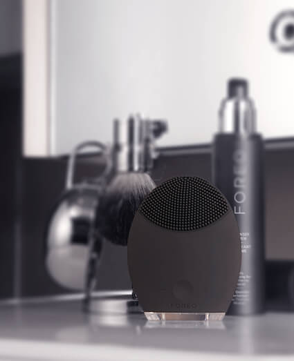 foreo-cleanser-lifestyle-2