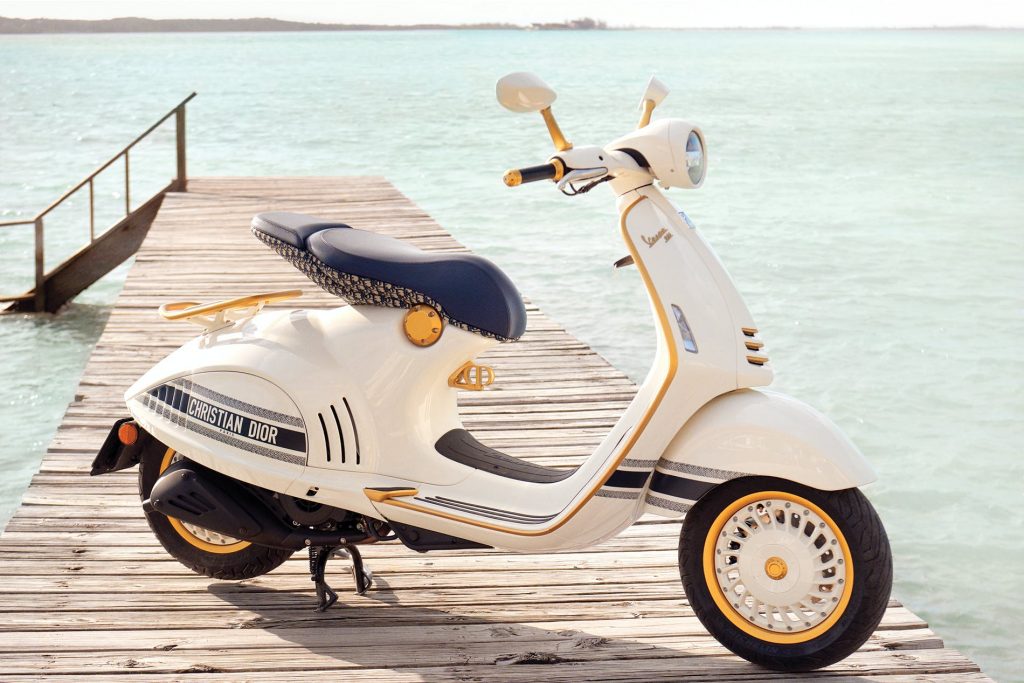 1591965748136844-DIOR_FALL_2020_DIORIVIERA_VESPA-946_2
